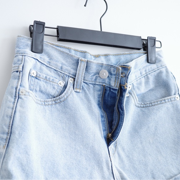 Levi's Mom Ultra High Rise Denim Cuffed Shorts Light Blue Size US 24 - Picture 3 of 5